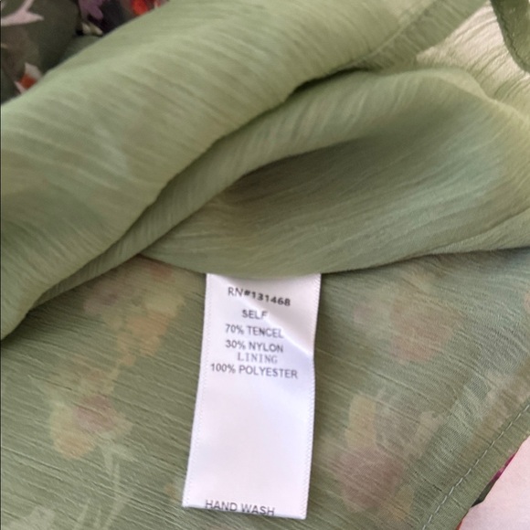 NWT Fate Green Floral Blouse with Ruffle Details Size Medium - Picture 8 of 9